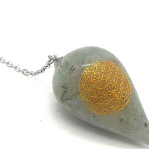 Pendule en Labradorite gravé d une fleur de vie , chaine argentée et bille de Labradorite