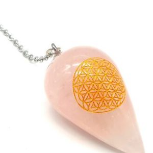 Pendule en quartz rose gravé d une fleur de vie , chaine argentée et bille de quartz