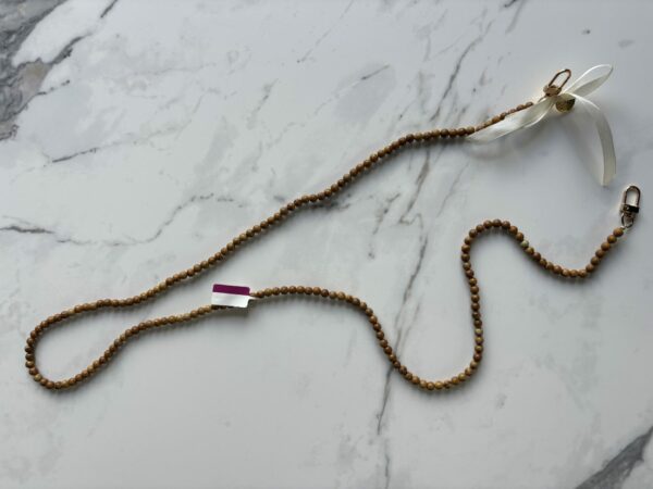 Chaine de téléphone en bois fossile et son pouvoir de stabilité