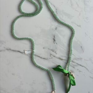 Chaine de téléphone en aventurine. L'aventurine verte, une pierre précieuse d'une beauté éclatante, est réputée pour ses vertus apaisantes et revitalisantes. Sa teinte naturelle évoque la luxuriance des forêts verdoyantes, tandis que ses propriétés ésotériques invitent à l'équilibre et à la croissance personnelle. Que ce soit pour trouver la chance, favoriser la prospérité ou renforcer l'harmonie intérieure, l'aventurine verte offre un compagnonnage fidèle dans la quête de bien-être et d'accomplissement.